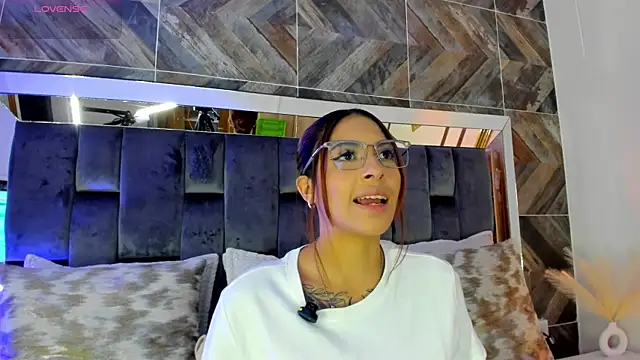 TaniaSmith1 online show from 11/30/25, 04:44