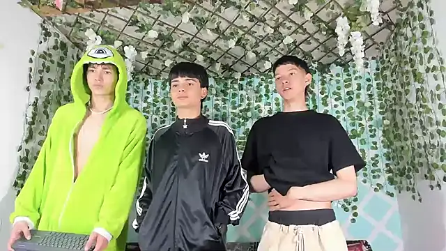 Fresahot2005 online show from 02/21/25, 01:22