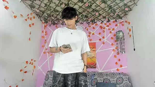 Snapshot of Fresahot2005 chatting on 12/18/25, 02:01 Fresahot2005 online show from 12/18/25, 02:01