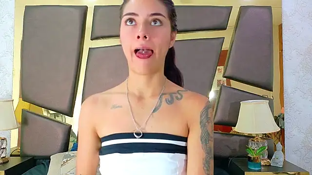 Snapshot of NicoleEsposito chatting on 09/23/25, 01:14 NicoleEsposito online show from 09/23/25, 01:14