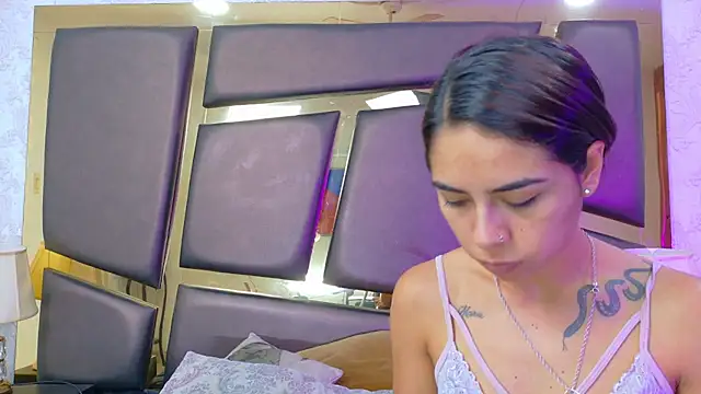 Snapshot of NicoleEsposito chatting on 11/06/25, 12:50 NicoleEsposito online show from 11/06/25, 12:50