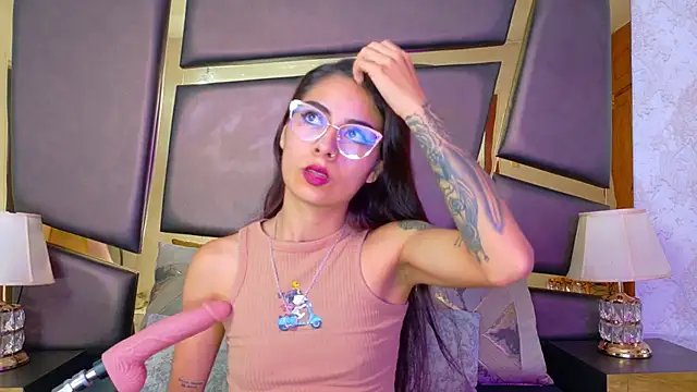 Snapshot of NicoleEsposito chatting on 11/25/25, 02:11 NicoleEsposito online show from 11/25/25, 02:11