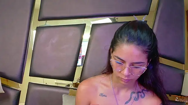 Snapshot of NicoleEsposito chatting on 11/27/25, 01:02 NicoleEsposito online show from 11/27/25, 01:02