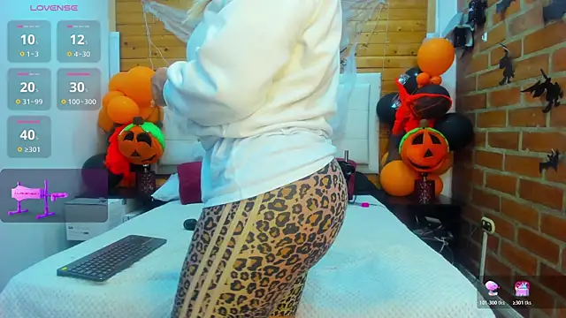 Snapshot of Dulcex69 chatting on 10/29/25, 10:17 Dulcex69 online show from 10/29/25, 10:17