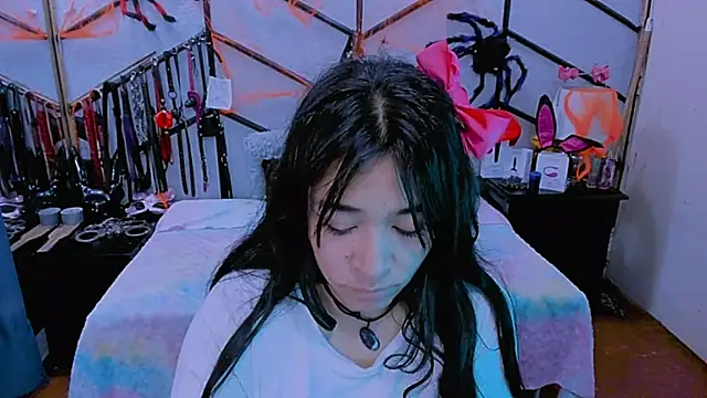 Snapshot of AlanaLuck chatting on 10/31/25, 12:33 AlanaLuck online show from 10/31/25, 12:33