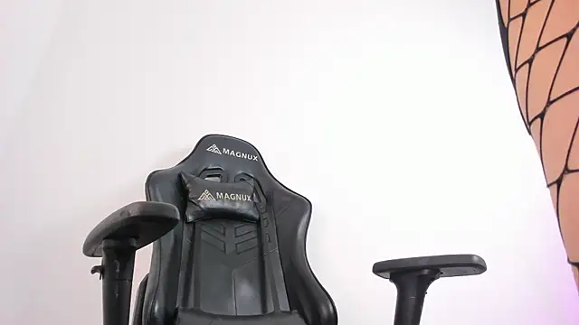 Snapshot of selena_robertss_ chatting on 10/18/25, 02:03 selena robertss online show from 10/18/25, 02:03