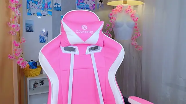 b4by LoL1 online show from 05/10/26, 03:17