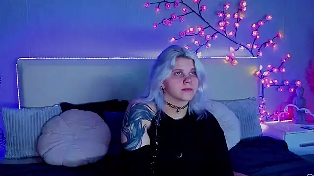 Snapshot of JoannLowe chatting on 09/16/25, 07:15 JoannLowe online show from 09/16/25, 07:15