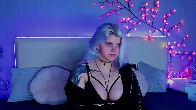 Snapshot of JoannLowe chatting on 09/19/25, 07:25 JoannLowe online show from 09/19/25, 07:25