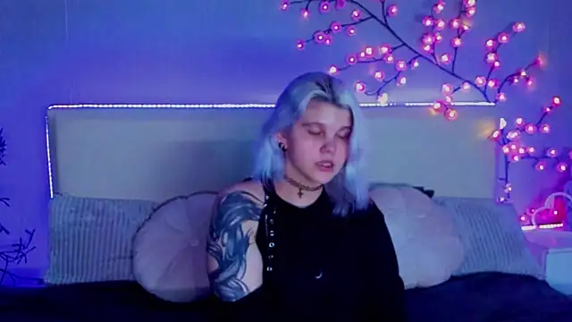 Snapshot of JoannLowe chatting on 09/21/25, 07:04 JoannLowe online show from 09/21/25, 07:04