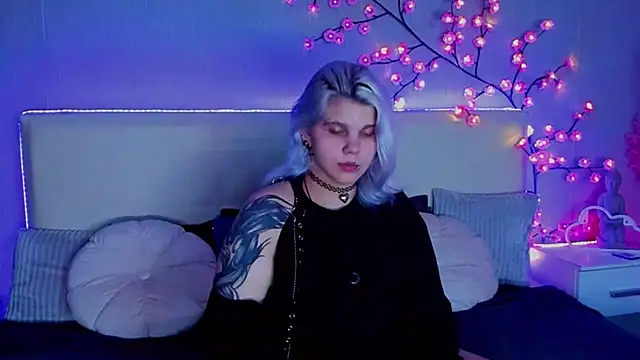 Snapshot of JoannLowe chatting on 09/24/25, 07:17 JoannLowe online show from 09/24/25, 07:17