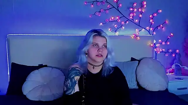 Snapshot of JoannLowe chatting on 09/30/25, 08:14 JoannLowe online show from 09/30/25, 08:14