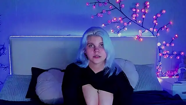 Snapshot of JoannLowe chatting on 10/20/25, 07:36 JoannLowe online show from 10/20/25, 07:36