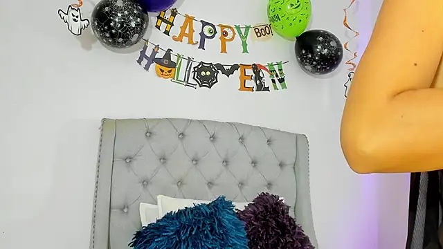 Snapshot of TianaReedd chatting on 10/20/25, 12:16 TianaReedd online show from 10/20/25, 12:16