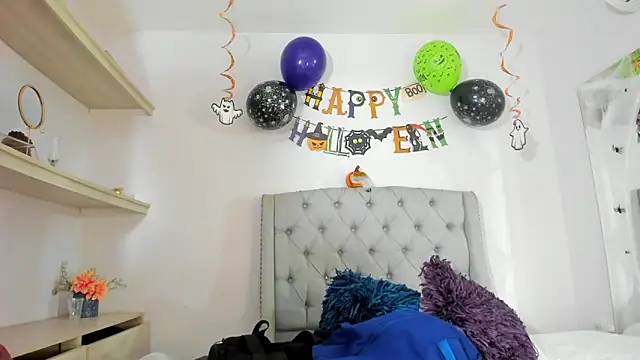 Snapshot of TianaReedd chatting on 10/21/25, 12:17 TianaReedd online show from 10/21/25, 12:17