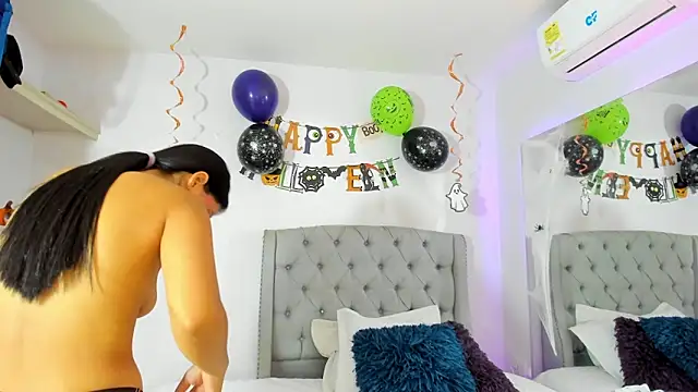 Snapshot of TianaReedd chatting on 10/30/25, 12:28 TianaReedd online show from 10/30/25, 12:28