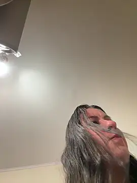 Snapshot of Evelinia chatting on 11/14/25, 04:28 Evelinia online show from 11/14/25, 04:28