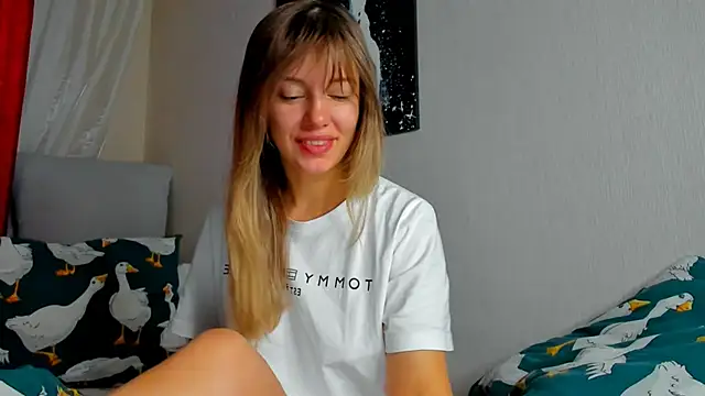 Snapshot of foxy_blond chatting on 11/03/25, 12:13 foxy blond online show from 11/03/25, 12:13