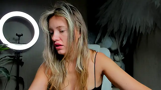 Snapshot of foxy_blond chatting on 12/01/25, 12:15 foxy blond online show from 12/01/25, 12:15