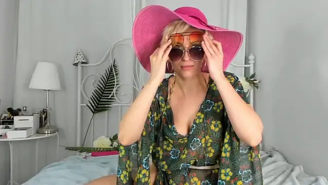 Snapshot of SakuFox chatting on 11/10/25, 10:20 SakuFox online show from 11/10/25, 10:20