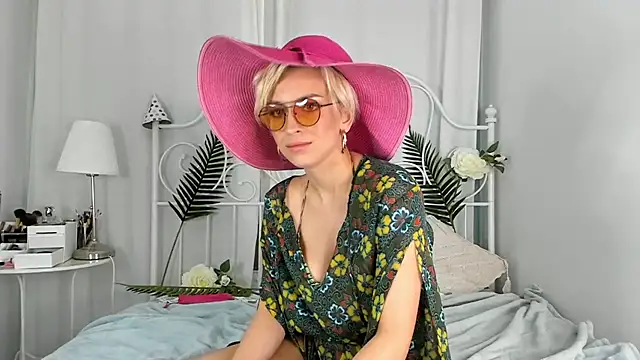 Snapshot of SakuFox chatting on 11/20/25, 11:26 SakuFox online show from 11/20/25, 11:26