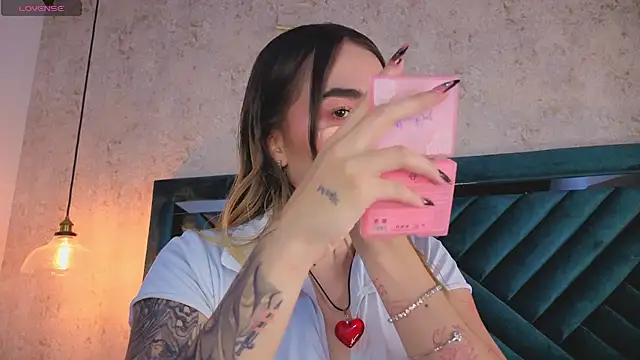 Lucy Vega online show from 10/04/25, 04:32