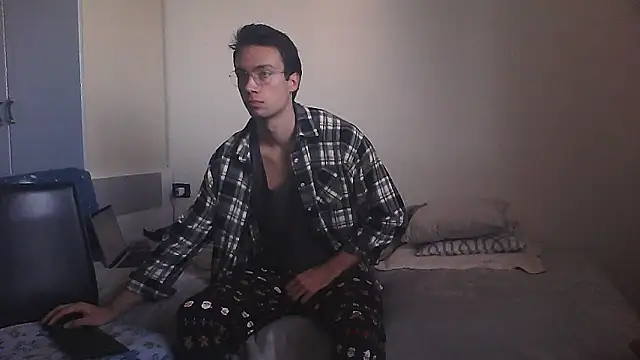 Snapshot of xentetube01 chatting on 12/15/25, 07:56 xentetube01 online show from 12/15/25, 07:56