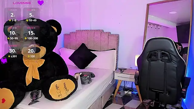 Snapshot of alexia_mattel chatting on 11/08/25, 09:13 alexia mattel online show from 11/08/25, 09:13