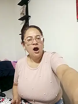 skarleth001 online show from 02/02/25, 04:48
