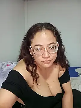 skarleth001 online show from 02/14/25, 05:41
