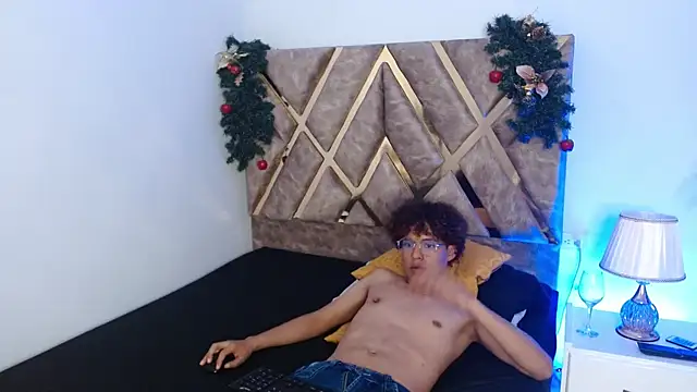 Snapshot of nickolas_moon chatting on 12/19/24, 03:30 nickolas moon online show from 12/19/24, 03:30