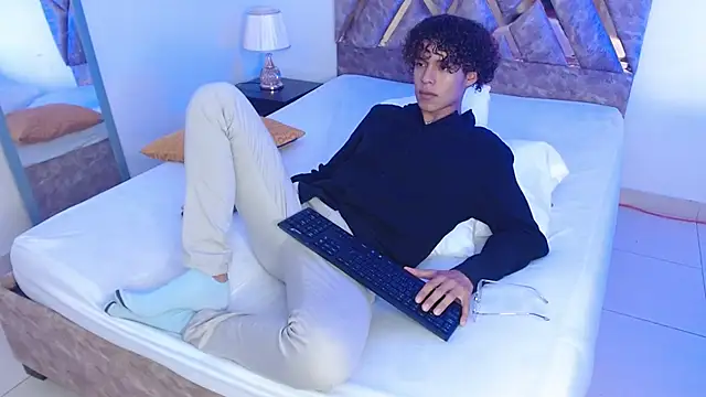 Snapshot of nickolas_moon chatting on 01/09/25, 11:36 nickolas moon online show from 01/09/25, 11:36