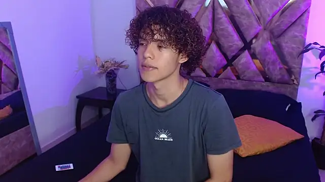 Snapshot of nickolas_moon chatting on 02/01/25, 02:34 nickolas moon online show from 02/01/25, 02:34