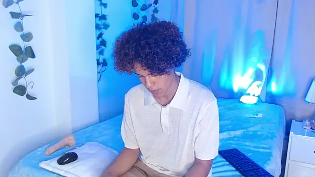 Snapshot of nickolas_moon chatting on 02/04/25, 10:34 nickolas moon online show from 02/04/25, 10:34