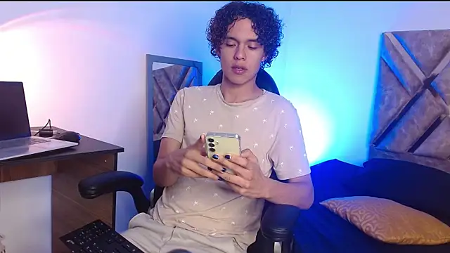 Snapshot of nickolas_moon chatting on 02/26/25, 03:41 nickolas moon online show from 02/26/25, 03:41