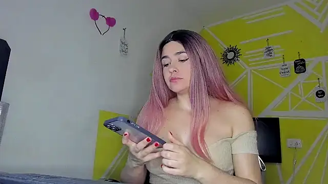 Nikolle Rouss online show from 11/11/25, 04:40