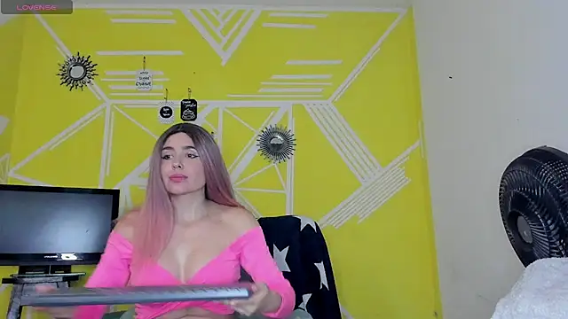 Nikolle Rouss online show from 12/05/25, 03:59