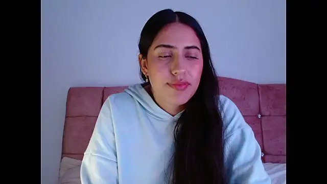 Snapshot of Paris-love chatting on 10/12/25, 04:33 Paris-love online show from 10/12/25, 04:33