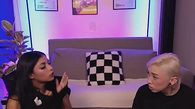 Snapshot of jane_hart_ chatting on 11/26/25, 12:00 jane hart online show from 11/26/25, 12:00