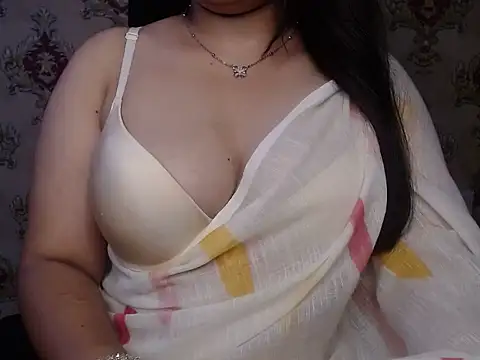 Snapshot of MiniBeast chatting on 10/29/25, 02:19 MiniBeast online show from 10/29/25, 02:19