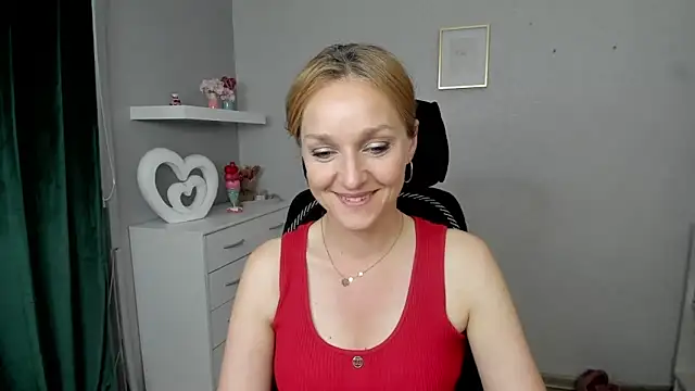 Snapshot of AliciaDesire chatting on 05/21/26, 05:42 AliciaDesire online show from 05/21/26, 05:42