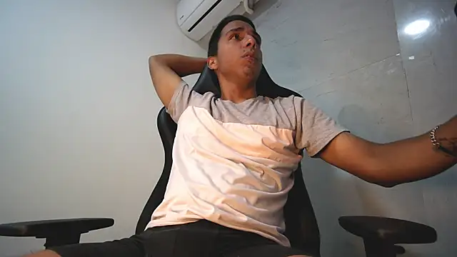 Snapshot of michaelhotbbc chatting on 10/12/25, 02:43 michaelhotbbc online show from 10/12/25, 02:43