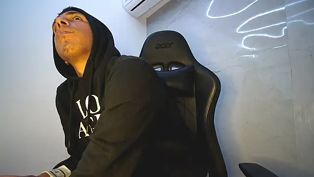 Snapshot of michaelhotbbc chatting on 10/15/25, 03:50 michaelhotbbc online show from 10/15/25, 03:50