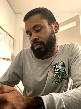 Snapshot of KaelMoreau chatting on 10/09/25, 03:10 KaelMoreau online show from 10/09/25, 03:10