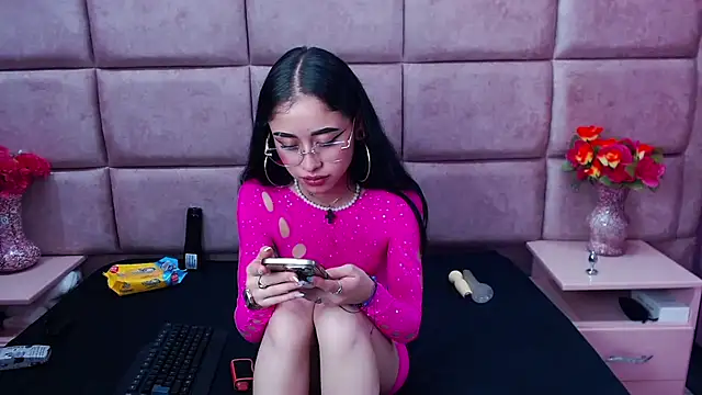 Snapshot of AnnySweett_ chatting on 12/17/24, 04:00 AnnySweett online show from 12/17/24, 04:00