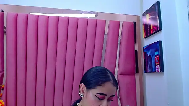 Snapshot of AnnySweett_ chatting on 02/06/25, 12:59 AnnySweett online show from 02/06/25, 12:59