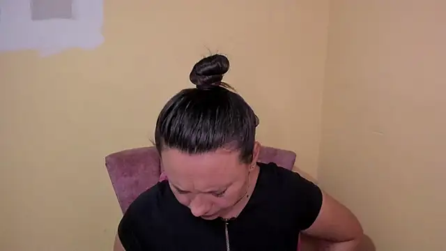 lauraguzman online show from 07/17/26, 03:24