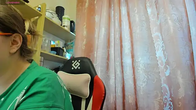 Snapshot of Seductive_She_Wolf chatting on 04/06/26, 04:19 Seductive She Wolf online show from 04/06/26, 04:19