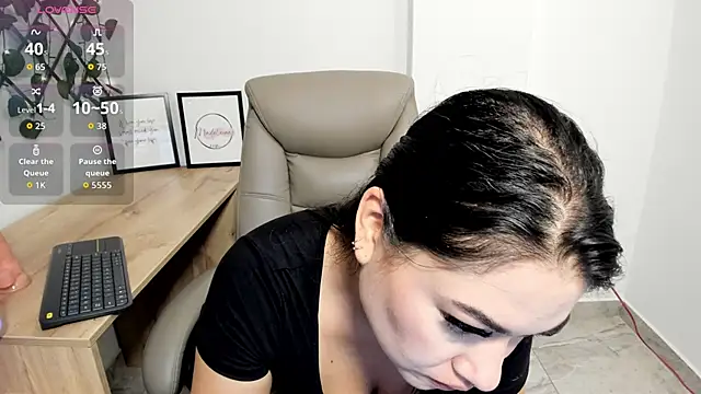 Madeleine  w online show from 11/09/25, 12:20