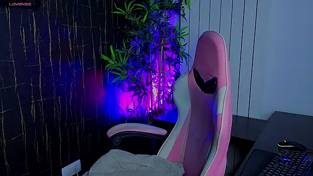 Snapshot of AlyseReuse chatting on 11/23/25, 07:02 AlyseReuse online show from 11/23/25, 07:02